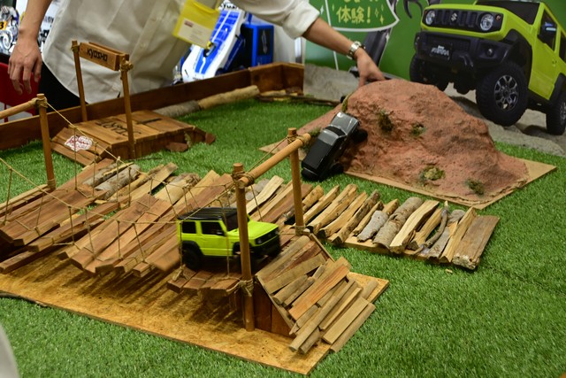 京商ブースでは1/24のラジコン、ミニッツクローラの体験操縦コーナーも