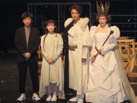 　舞台「首切り王子と愚かな女」の初日を前に公開稽古、取材会を行った（左から）蓬莱竜太氏、伊藤沙莉、井上芳雄、若村麻由美