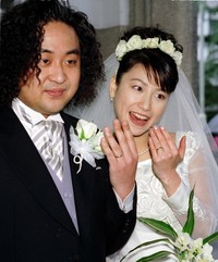 挙式を終えた葉加瀬太郎（左）と高田万由子＝1999年