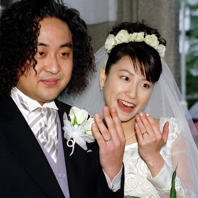 挙式を終えた葉加瀬太郎（左）と高田万由子＝1999年