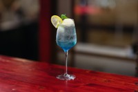 辛口スパークリングワインを使った「宿場町矢掛の侍イタリアン」の「大人の青」（やかげＤＭＯ提供）