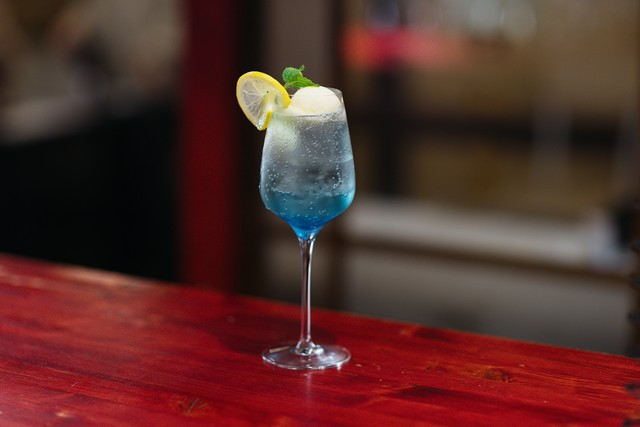 辛口スパークリングワインを使った「宿場町矢掛の侍イタリアン」の「大人の青」（やかげＤＭＯ提供）