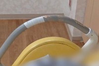 ちょこみんとさんが出産した分娩台。院内ピカピカなのに手すりだけがぼろぼろ。出産の過酷さを物語っているかのよう（ちょこみんとさんXより）