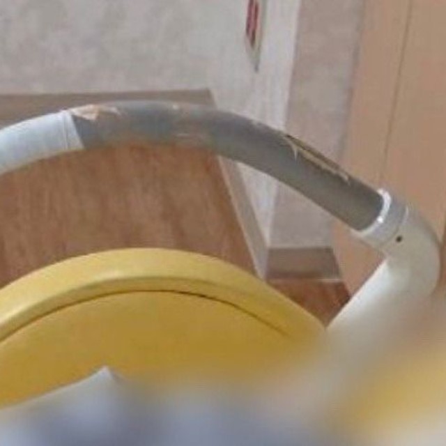 ちょこみんとさんが出産した分娩台。院内ピカピカなのに手すりだけがぼろぼろ。出産の過酷さを物語っているかのよう（ちょこみんとさんXより）