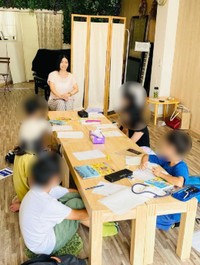 現在茜さんは読書感想文教室を開いて子ども達に教えている／茜さん（@akaneshibagaki）提供