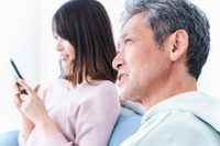 約4割の父親が、思春期の子どもとのスマホやり取りに葛藤　※画像はイメージです（maroke/stock.adobe.com）