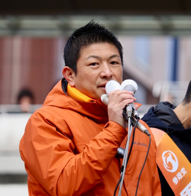 奈良県生駒市で演説する参政党の神谷宗幣代表