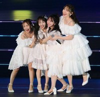 左から高橋みなみ、向井地美音、峯岸みなみ、小嶋陽菜＝国立代々木競技場　第一体育館