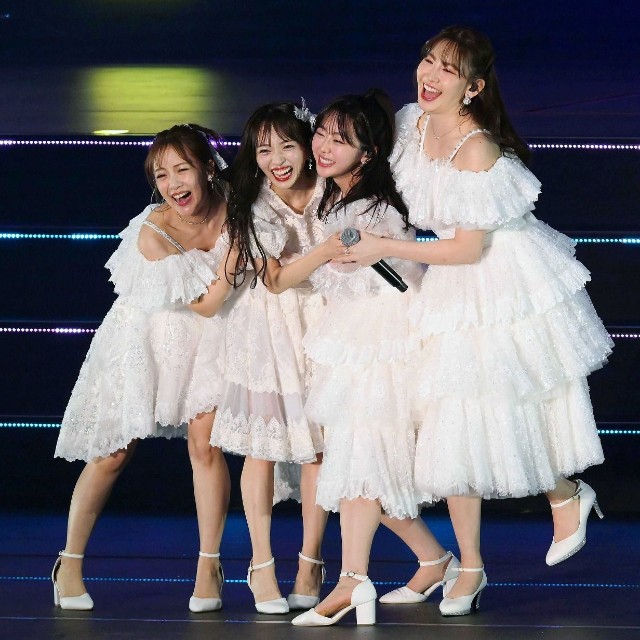 左から高橋みなみ、向井地美音、峯岸みなみ、小嶋陽菜＝国立代々木競技場　第一体育館