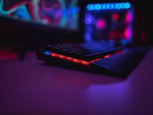 夜明け前のネットカフェ。仮眠し、顔をつくりながら楽しむ高揚感