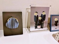 「私も家族です」と言わんばかりにまぎれこんだがま口財布の写真パネル（画像提供：Kiyono_tさん）