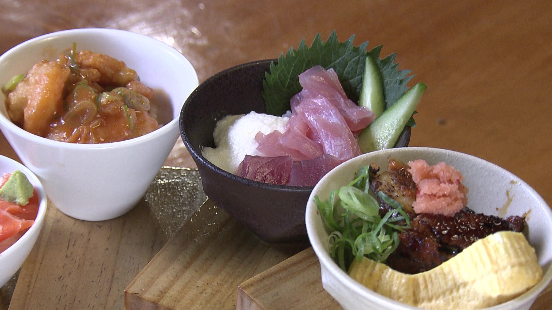 人気のメニューが8種のミニ丼に！老舗居酒屋の欲張りランチ「鶴重