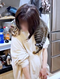 飼い主さんの肩にのって甘えるzozoくん（画像提供：zozoさん）