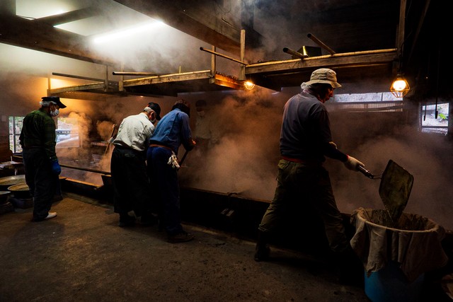 実際の作業の様子（提供：種子島黒糖「ゆめのたね」プロジェクト）
