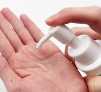 60mlボトルは5〜6プッシュ、95mlボトルは2プッシュが目安です