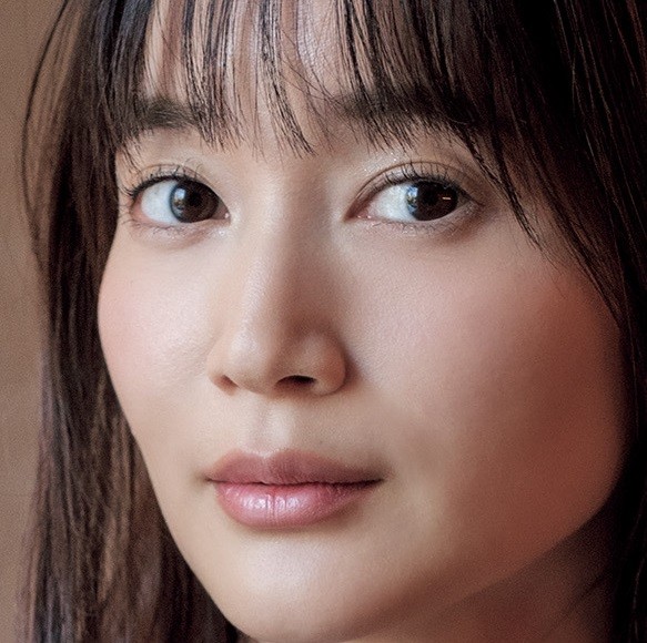 出口亜梨沙（撮影：塩原洋　ヘアメイク：高野雄一　スタイリング：川上舞乃）