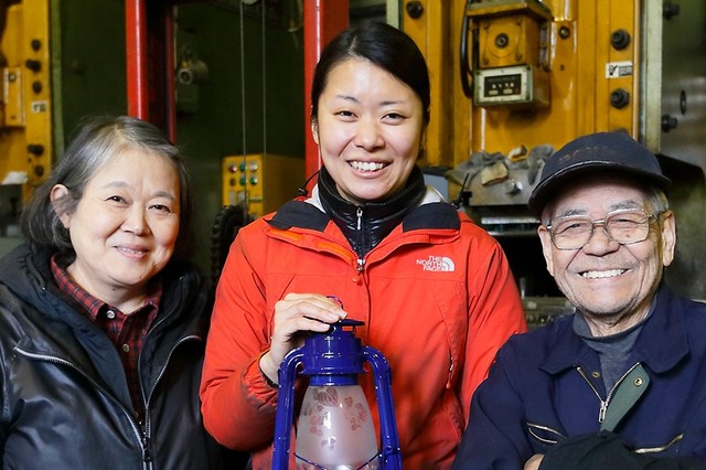 左から、母・別所二三子さん、由加さん、工場長の杉中さん