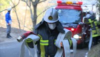 林野火災を想定した消火訓練　650ｍ離れた火災現場へホースをつなぐ　高松市