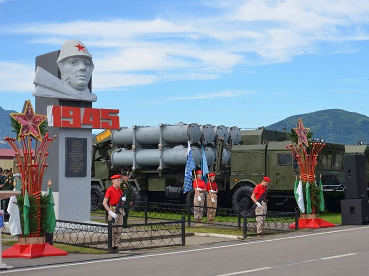 2024年9月3日　国後島の南クリル地対日戦勝式典に現れた地対艦ミサイル・システム「バル」、ゴミレフスキー地区長のテレグラムより