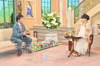 6月3日放送の「徹子の部屋」に出演する渡辺いっけい（左）と司会の黒柳徹子＝提供