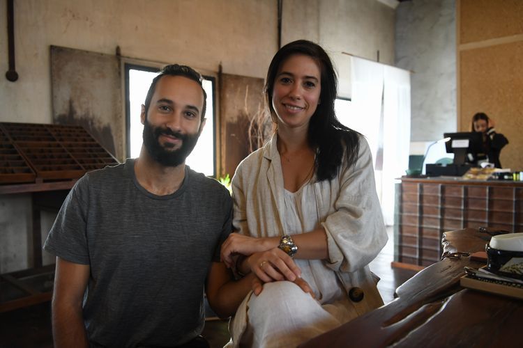 スペイン出身のアドリアナ（右）と、同郷のセサルは一緒に働きながら旅する生活を送っている