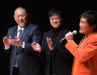 杉田あきひろ（右）の歌に笑顔を見せる（左から）清原和博氏、高知東生