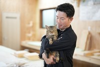 泉野さんに抱っこされる寅次郎。「パパの腕の中は落ち着くにゃん」