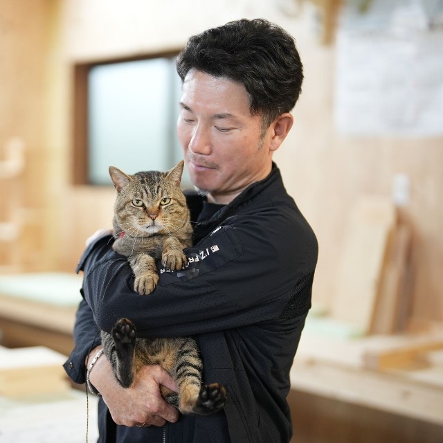 泉野さんに抱っこされる寅次郎。「パパの腕の中は落ち着くにゃん」