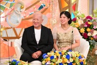 30歳違いの歳の差カップル＝「新婚さんいらっしゃい！」10月19日放送回よりⓒABCテレビ