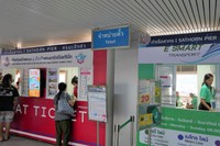 チャオプラヤ川を走るフェリー会社のチケット売り場が船着き場に並んでいる