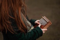 カリンバが癒しの音色と手軽さで人気爆発　※画像はイメージです（marina_li_1/stock.adobe.com）