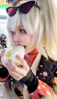 台湾で肉まんをほおばるいいひとさん（画像提供：いいひと台湾FFさん）