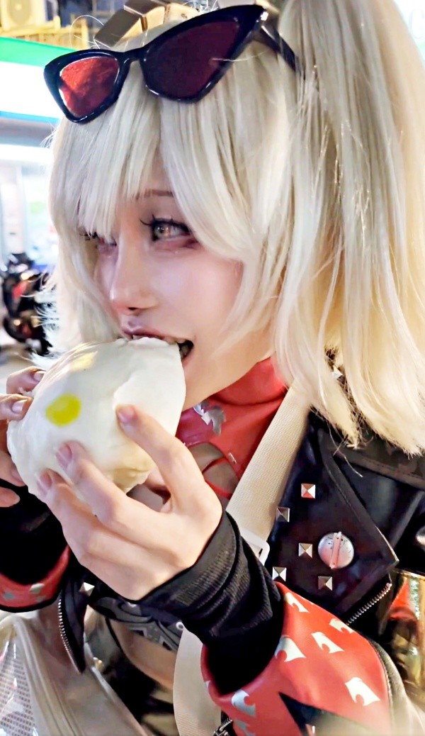 台湾で肉まんをほおばるいいひとさん（画像提供：いいひと台湾FFさん）