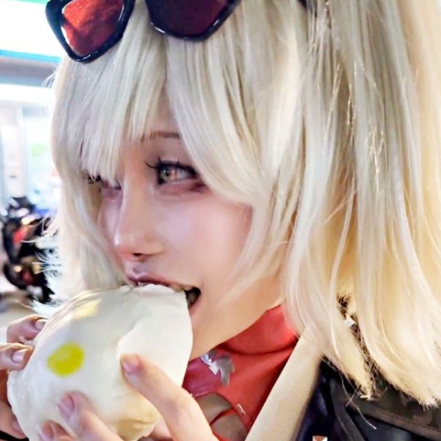 台湾で肉まんをほおばるいいひとさん（画像提供：いいひと台湾FFさん）