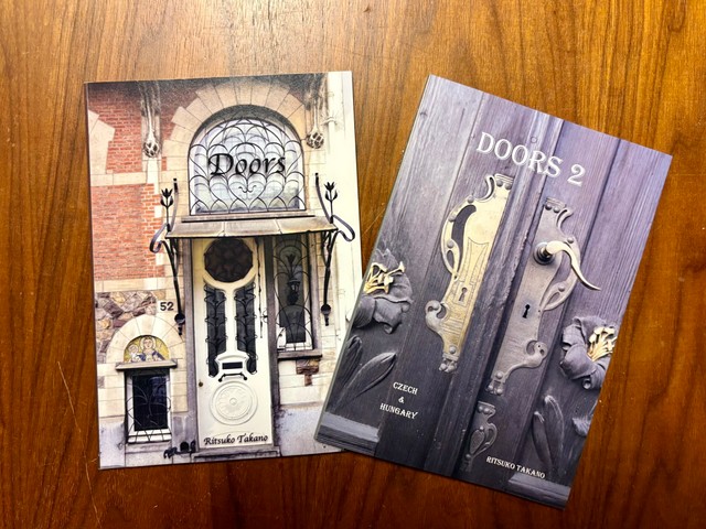 ドアやドアノブをまとめた写真集「Doors」と「Doors2」／mayumama（@ma_yumama）さん提供