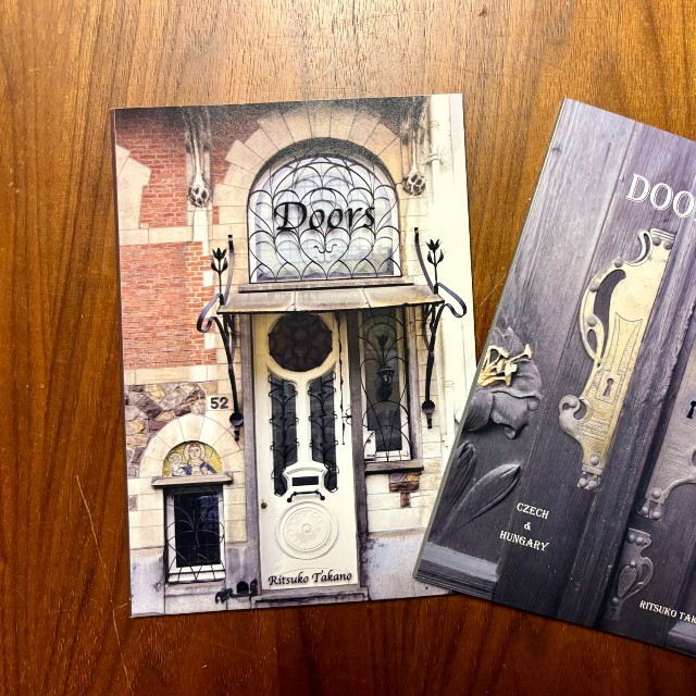 ドアやドアノブをまとめた写真集「Doors」と「Doors2」／mayumama（@ma_yumama）さん提供