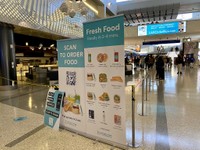 フードコートの代わりに空港ではスマホでQRコードを読み取り、食べ物を注文