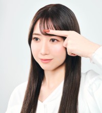 前髪用のスタイリング剤「マトメージュ　前髪グルー」。グルーが乾ききる前に前髪と肌を接着する（ウテナ提供）