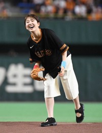 マウンドで笑顔の日テレ・黒田みゆアナ＝東京ドーム