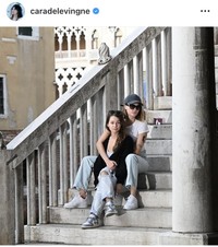カーラ・デルヴィーニュのインスタグラム＠caradelevingneより