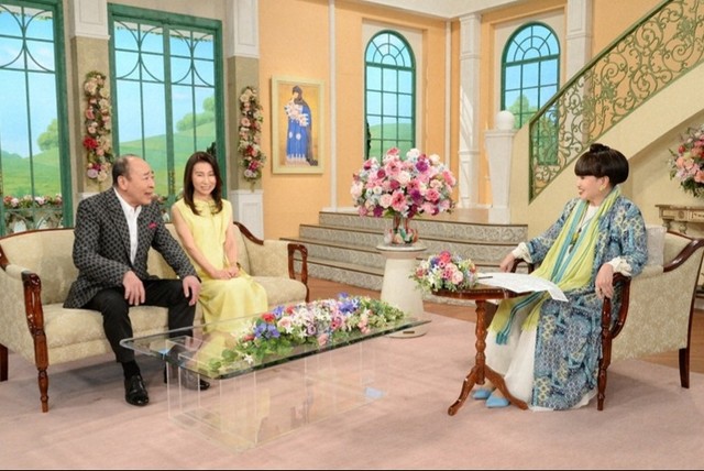 黒柳徹子さん（右）とトークを展開するモト冬樹さん（左）、武東由美さん夫妻