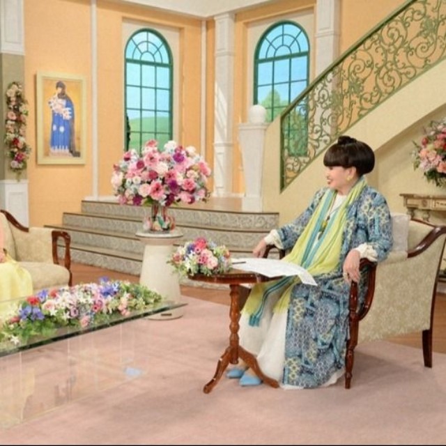 黒柳徹子さん（右）とトークを展開するモト冬樹さん（左）、武東由美さん夫妻