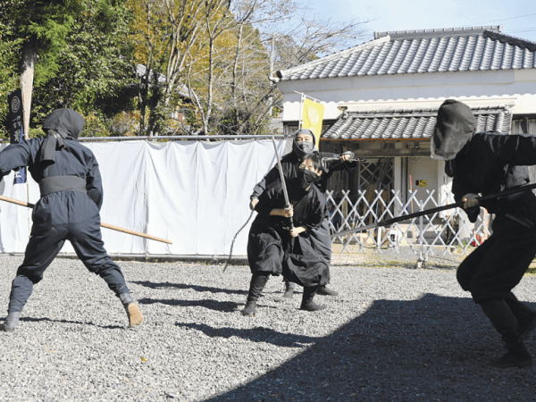 「忍者の里」で忍術演武を奉納 ｜ 朝日小学生新聞 | 朝日中高生新聞
