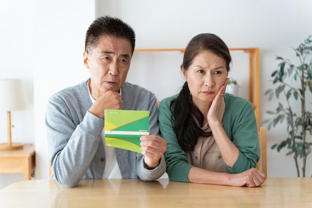 家計について悩む夫婦※画像はイメージです（ponta1414/stock.adobe.com）