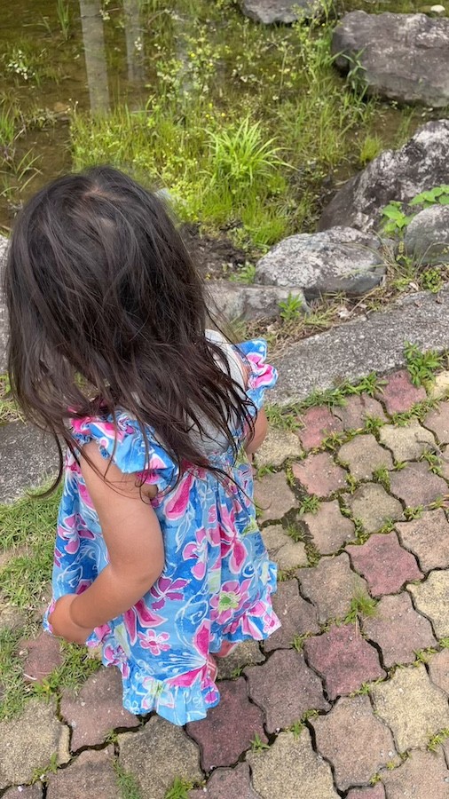 幼い子どもたちと外遊びをしていたら…そこにはぞっとする光景が！（動画からキャプチャー／提供：小林成彦さん）