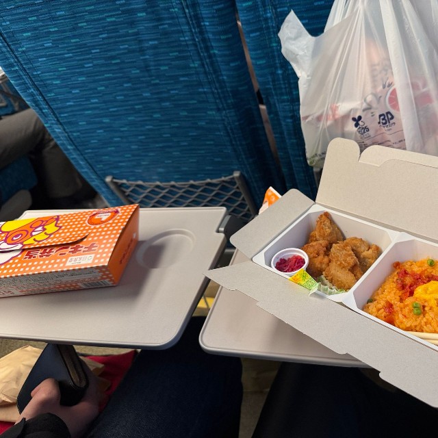 新幹線で個性派駅弁食べてたら…（えねるさん提供）