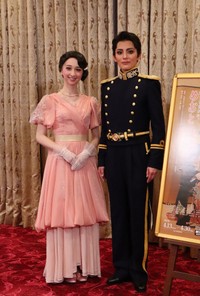 宝塚歌劇団雪組トップスター朝美絢(右）と新トップ娘役・音彩唯＝梅田芸医術劇場