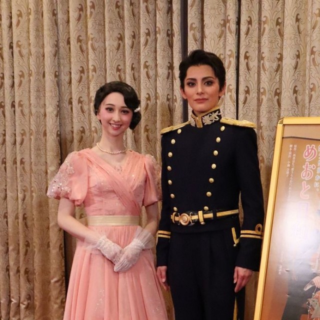 宝塚歌劇団雪組トップスター朝美絢(右）と新トップ娘役・音彩唯＝梅田芸医術劇場
