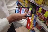 「Boycat（ボイキャット）」というアプリでクラッカーの箱のバーコードを読み取ると……=2024年9月10日、米ニューヨーク市、荒ちひろ撮影