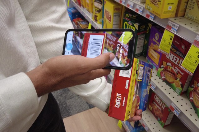 「Boycat（ボイキャット）」というアプリでクラッカーの箱のバーコードを読み取ると……=2024年9月10日、米ニューヨーク市、荒ちひろ撮影
